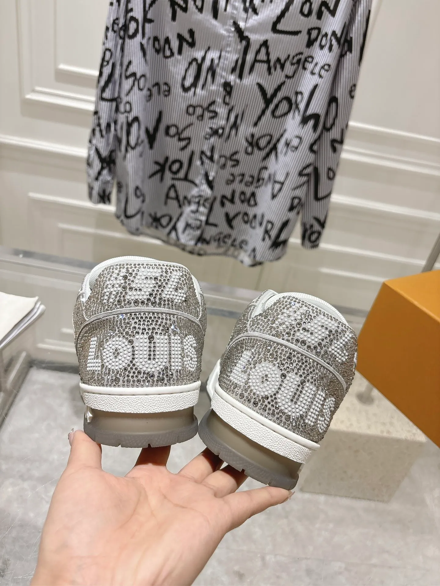 💕💕Factory direct selling price p840💕💕 Top version #couple style ⚠️ Comes with a full set of aviation box packaging ⚠️2️⃣0️⃣2️⃣5️⃣The hot LV full diamond 𝘁𝗿𝗮𝗶𝗻𝗲𝗿 series of the latest couple's sneakers, the quality has been upgraded again, the details are awesome It just doesn’t look too good! The model was sold out immediately within ten minutes of the official website going on sale. TPU outsole, mold fee is 2w+. The texture is comparable to the original version. The feet are made of polymeter micro-material and breathable British mesh. The details are the same as the original version. Please pay attention to distinguish the currency materials on the market. Size: Female 35-39, Male 39-45M